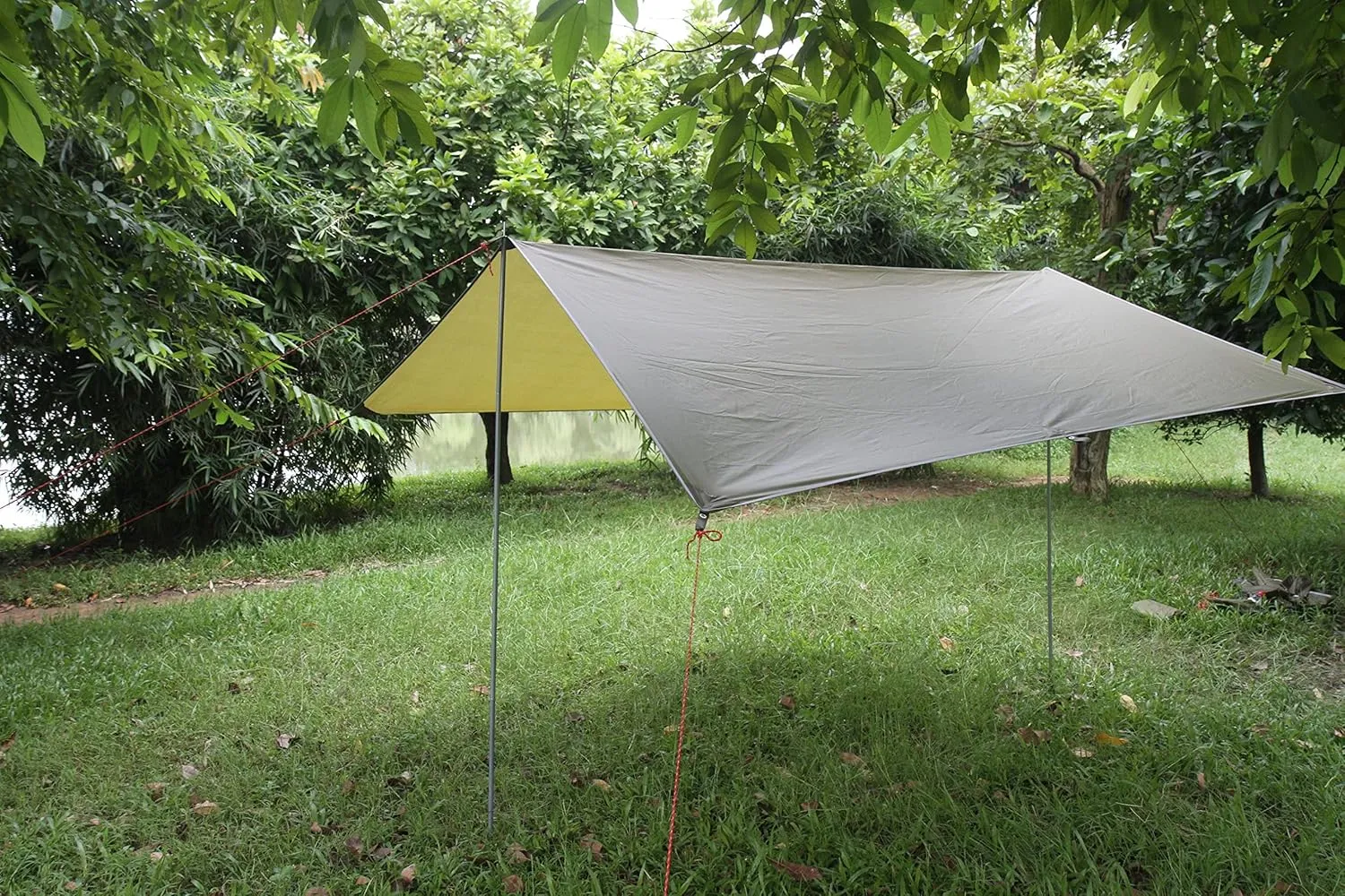 Waterproof Survival Tarp Shelter Portable Lightweight Suitable for 3 to 4 Person 9.5 by 9.5 Foot with 6 Rings As Outdoor Rain Tarp Tent Tarp Shelter Sun Shade Tent Hammocks Camping Shelter for Camping